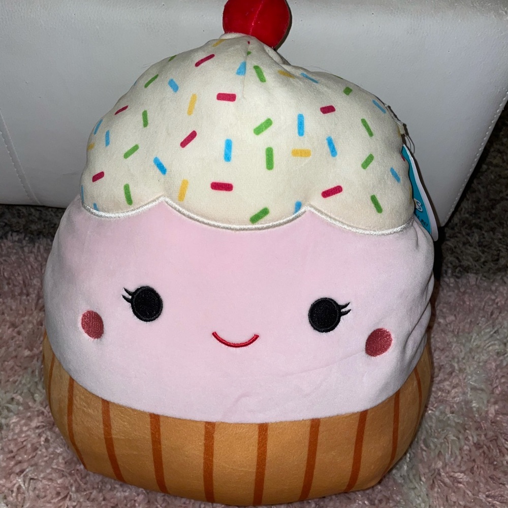 clara the cupcake squishmallow